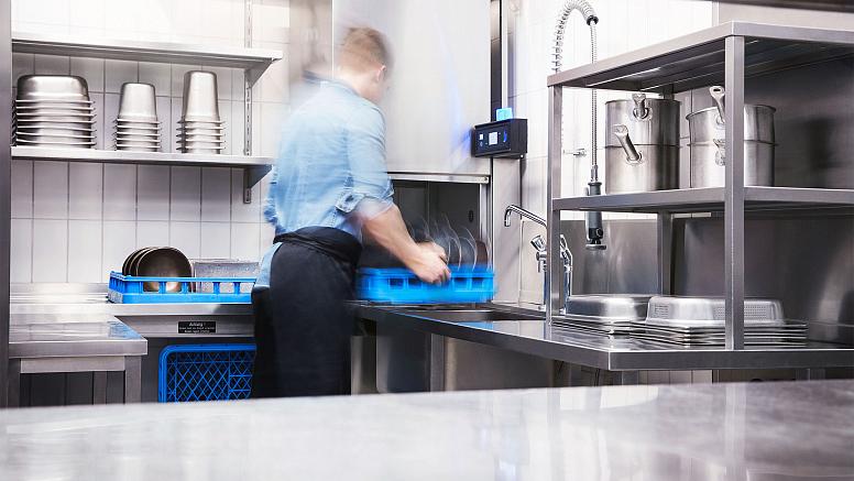 Профессиональная посудомоечная машина – лучший помощник на кухне